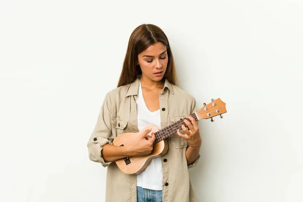 Jovem Caucasiana Jogando Ukelele Isolado — Fotografia de Stock