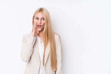 Beyaz arka plandaki genç sarışın kadın gizli bir sıcak fren haberi veriyor ve yana bakıyor.