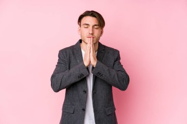 Kafkasyalı genç bir iş adamı yalnız poz veriyor. El ele tutuşup dua ediyor. Kendine güveniyor..