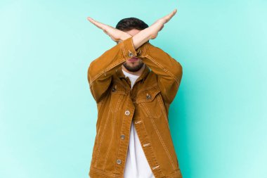 İki kolu çapraz tutan yakışıklı genç adam, inkar kavramı.