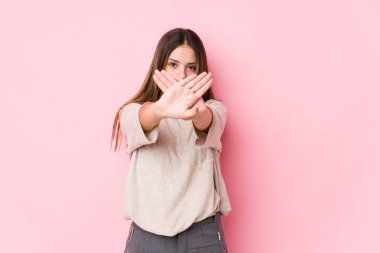 Kafkasyalı genç bir kadın yalnız poz veriyor ve inkar hareketi yapıyor.