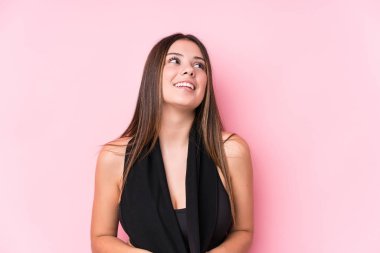 Kafkasyalı genç sporcu kadın havluyu tutuyor.