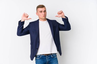 Genç iş adamı kendini gururlu ve kendinden emin hissediyor, örnek olarak..