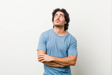 Beyaz bir geçmişi olan genç yakışıklı bir adam tekrarlanan bir görevden yoruldu..