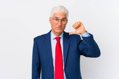 Orta yaşlı Kafkas iş adamı izole edilmiş, hoşlanmadığı bir jest yapıyor, kabul etmiyor. Anlaşmazlık konsepti.