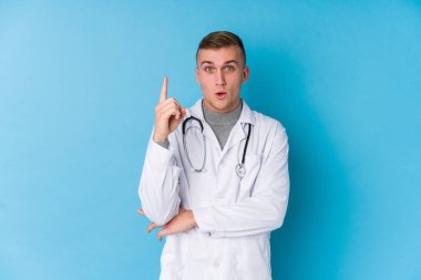 Kafkasyalı genç bir doktorun harika bir fikri var, yaratıcılık kavramı..