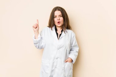 Genç doktor kadının harika bir fikri var, yaratıcılık kavramı..