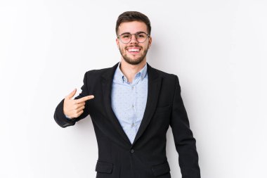 Beyaz arka planda poz veren beyaz tenli genç bir iş adamı beyaz tenli genç beyaz bir iş adamını, gururlu ve kendinden emin bir şekilde bir gömlek fotokopi odasını işaret ederek izole etti.