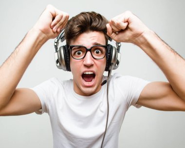 Bilgisayar oyunu oynayan beyaz bir genç adam.