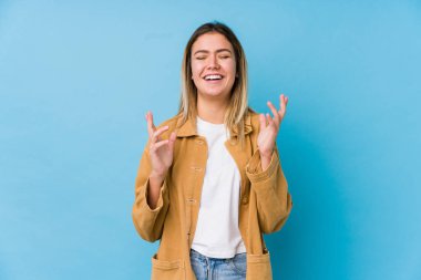 Genç beyaz kadın çok gülerek gülüyor. Mutluluk kavramı.