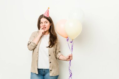 Genç ve cüsseli bir kadın doğum gününü kutlarken rahatlamış fotokopi odasına bakan bir şey düşünüyor..