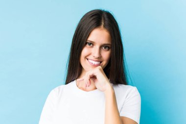 Kafkasyalı genç bir kızın yüzü, mavi bir arka planda izole bir şekilde yakından çekilmiş.