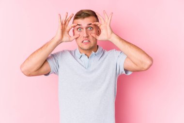 Kafkas 'lı genç bir adam tecrit edilmiş. Başarı fırsatı bulmak için gözlerini açık tutuyor..