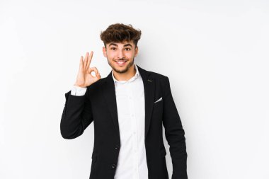 Genç Arap iş adamı neşeli ve kendinden emin bir şekilde hareket ediyor..