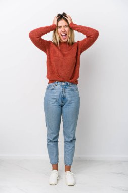 Kafkasyalı genç bir kadın ellerini başının üstünde tutarak neşeyle gülüyor. Mutluluk kavramı.