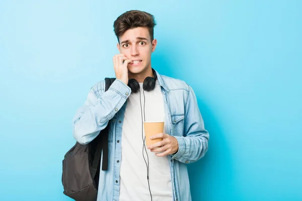 Junger Kaukasischer Student Mit Einem Kaffee Zum Mitnehmen Der Fingernägel — Stockfoto