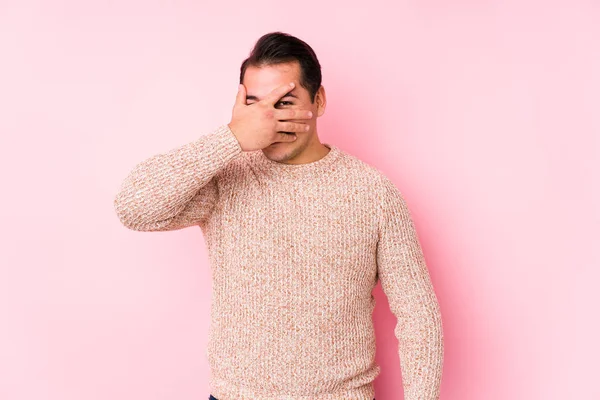 Junger Kurviger Mann Posiert Vor Rosa Hintergrund Und Blinzelt Vereinzelt — Stockfoto