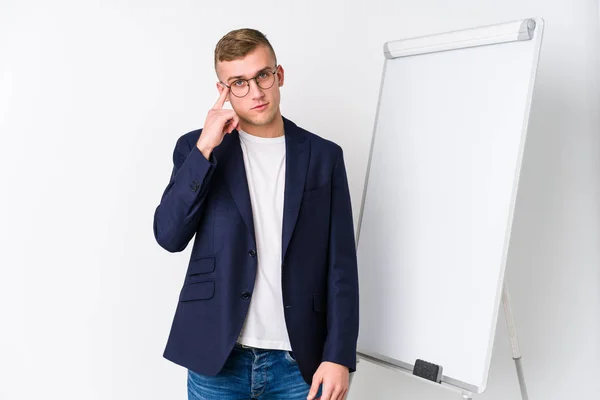 Joven Entrenador Mostrando Una Pizarra Blanca Apuntando Templo Con Dedo — Foto de Stock