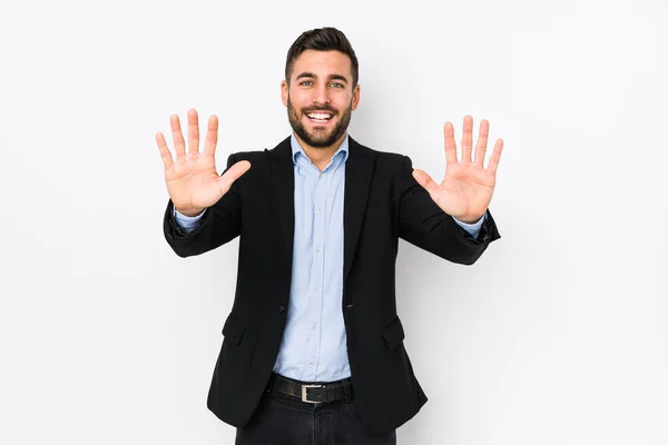 Junger Kaukasischer Geschäftsmann Vor Weißem Hintergrund Zeigt Vereinzelt Nummer Zehn — Stockfoto