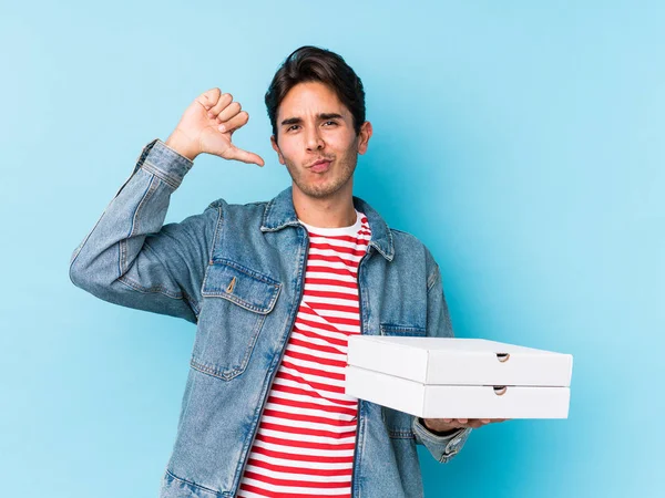 Joven Hombre Caucásico Sosteniendo Pizzas Aisladas Siente Orgulloso Seguro Mismo — Foto de Stock