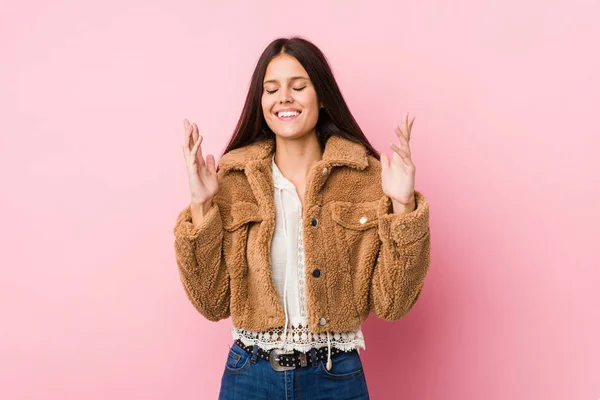 Jonge Leuke Vrouw Die Veel Lacht Geluksconcept — Stockfoto