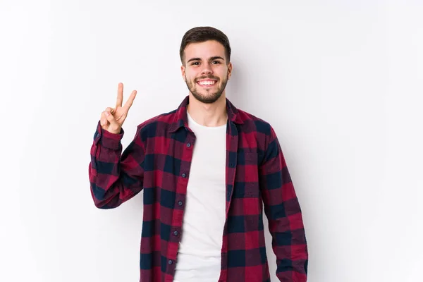 Jovem Caucasiano Posando Fundo Branco Isolado Mostrando Sinal Vitória Sorrindo — Fotografia de Stock