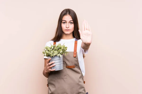 Jeune Jardinier Femme Caucasienne Tenant Une Plante Isoléedebout Avec Main — Photo
