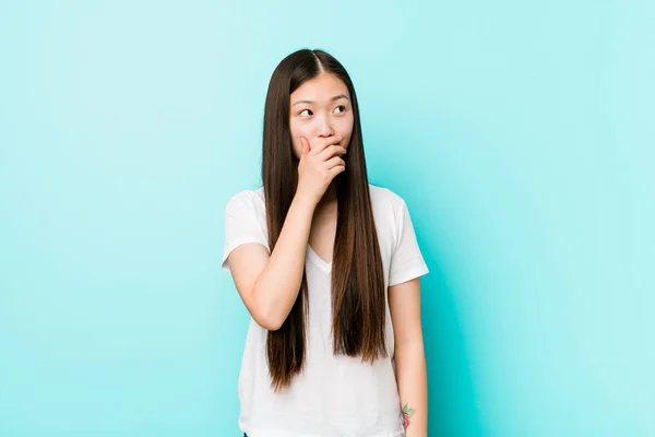Joven Mujer Bastante China Reflexivo Mirando Espacio Copia Que Cubre —  Fotos de Stock