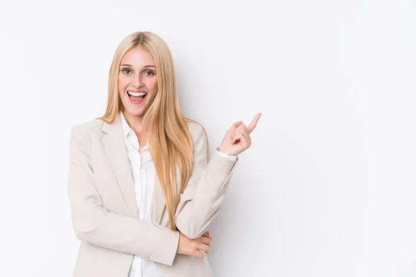 Junge Business Blondine Auf Weißem Hintergrund Lächelt Fröhlich Und Zeigt — Stockfoto