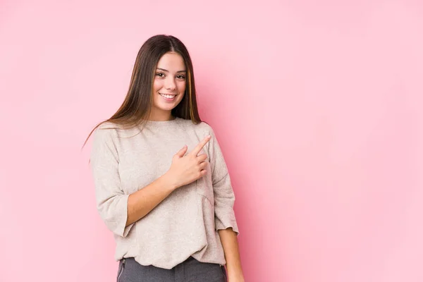 Joven Mujer Caucásica Posando Aislada Sonriendo Señalando Lado Mostrando Algo —  Fotos de Stock