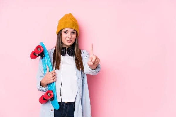 Ung Skridskoåkare Kvinna Håller Skridsko Visar Nummer Ett Med Fingret — Stockfoto