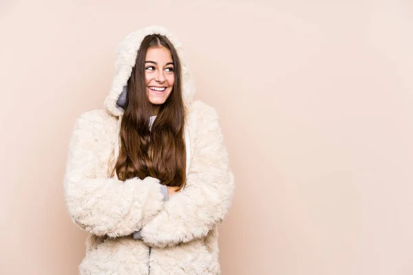 Jovem Caucasiana Posando Isolado Sorrindo Confiante Com Braços Cruzados — Fotografia de Stock