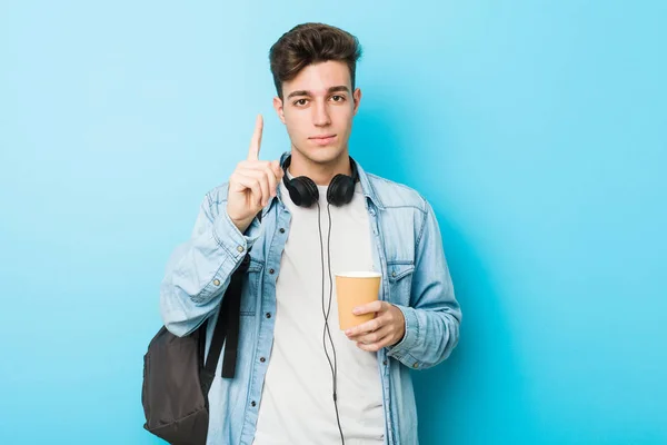 Junger Kaukasischer Student Mit Einem Kaffee Zum Mitnehmen Der Die — Stockfoto