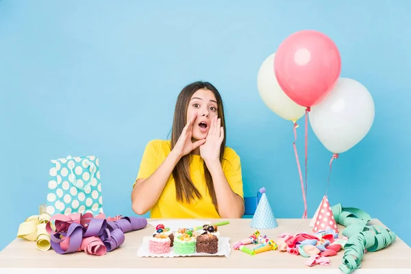 Young Caucasian Woman Organizing Birthday Shouting Excited Front — 스톡 사진