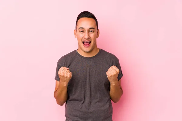 Hombre Latino Yooung Posando Fondo Rosado Animando Despreocupado Emocionado Concepto — Foto de Stock