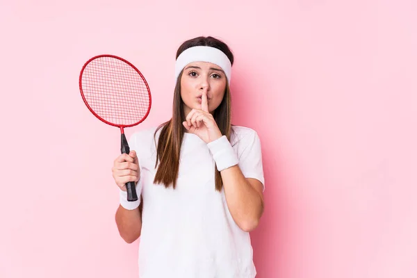 Jovem Caucasiana Jogando Badminton Isolado Mantendo Segredo Pedindo Silêncio — Fotografia de Stock