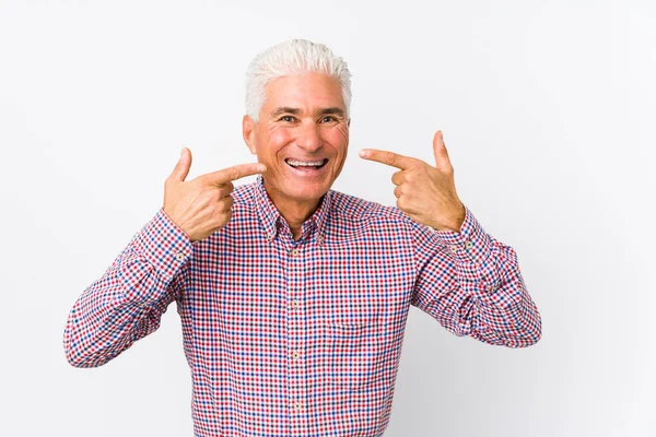 Senior Caucasian Man Isolated Smiles Pointing Fingers Mouth — ストック写真