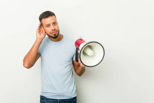 Giovane Misto Razza Asiatico Uomo Holding Megafono Trying Listening Gossip — Foto Stock