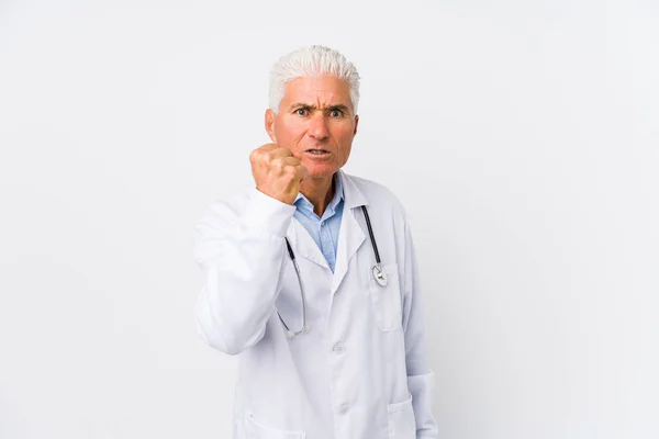 Maturo Medico Caucasico Uomo Mostrando Pugno Alla Macchina Fotografica Aggressiva — Foto Stock