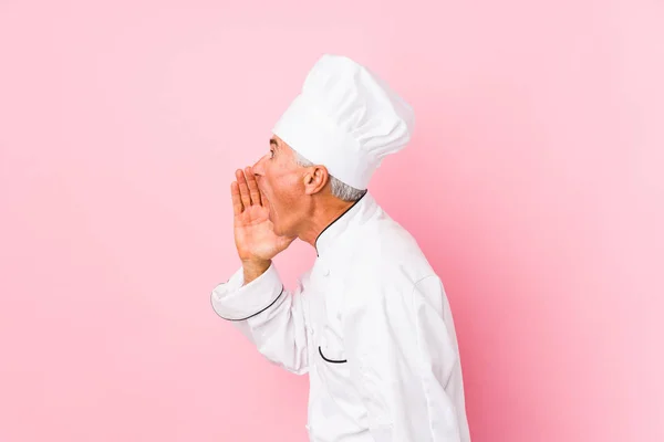 Kucharz Średnim Wieku Człowiek Izolowany Krzycząc Trzymając Dłoń Blisko Otwarte — Zdjęcie stockowe