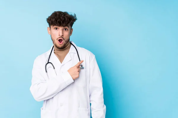 Giovane Arabo Medico Uomo Idolatrato Indicando Lato — Foto Stock