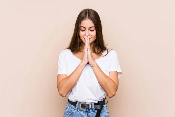 벌리고 가까이에서 기도를 코카서스 출신의 여성은 자신감을 느낀다 — 스톡 사진
