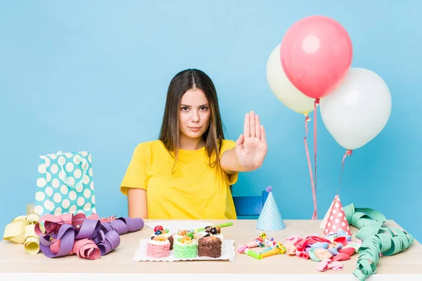 Joven Mujer Caucásica Organizando Cumpleaños Pie Con Mano Extendida Mostrando —  Fotos de Stock