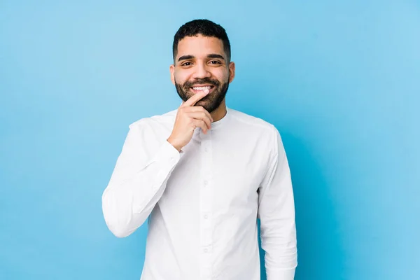 Jovem Latino Contra Fundo Azul Isolado Sorrindo Feliz Confiante Tocando — Fotografia de Stock