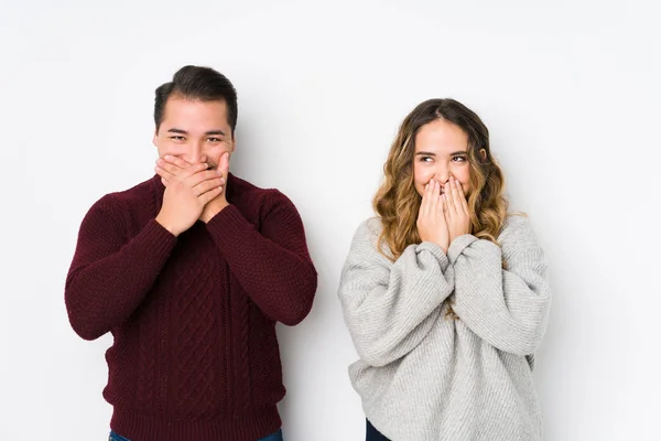 Casal Jovem Posando Fundo Branco Rindo Algo Cobrindo Boca Com — Fotografia de Stock