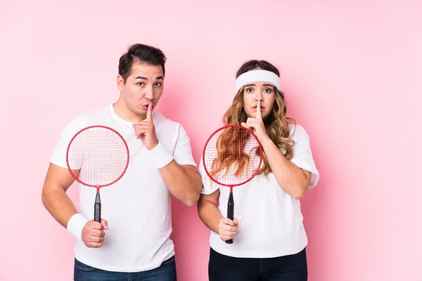 Casal Jovem Jogando Badminton Isolado Mantendo Segredo Pedindo Silêncio — Fotografia de Stock