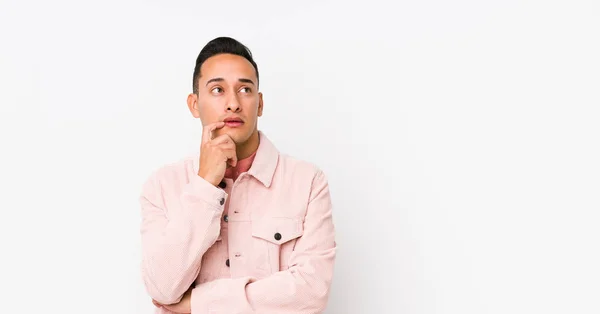 Joven Latino Posando Aislado Relajado Pensando Algo Mirando Espacio Copia — Foto de Stock