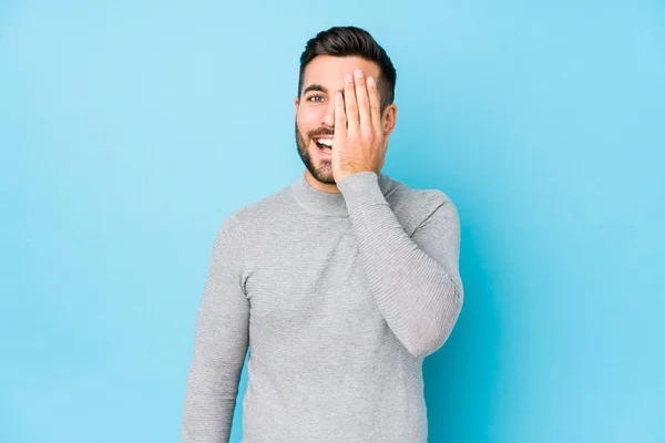 Joven Hombre Caucásico Sobre Fondo Azul Aislado Que Divierte Cubriendo —  Fotos de Stock