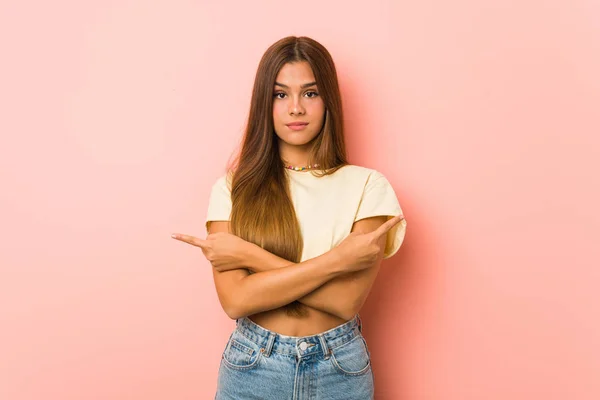 Jonge Slanke Vrouw Wijst Zijwaarts Probeert Kiezen Tussen Twee Opties — Stockfoto