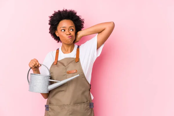 Giovane Donna Giardiniere Afro Americana Toccare Nuca Pensare Fare Una — Foto Stock